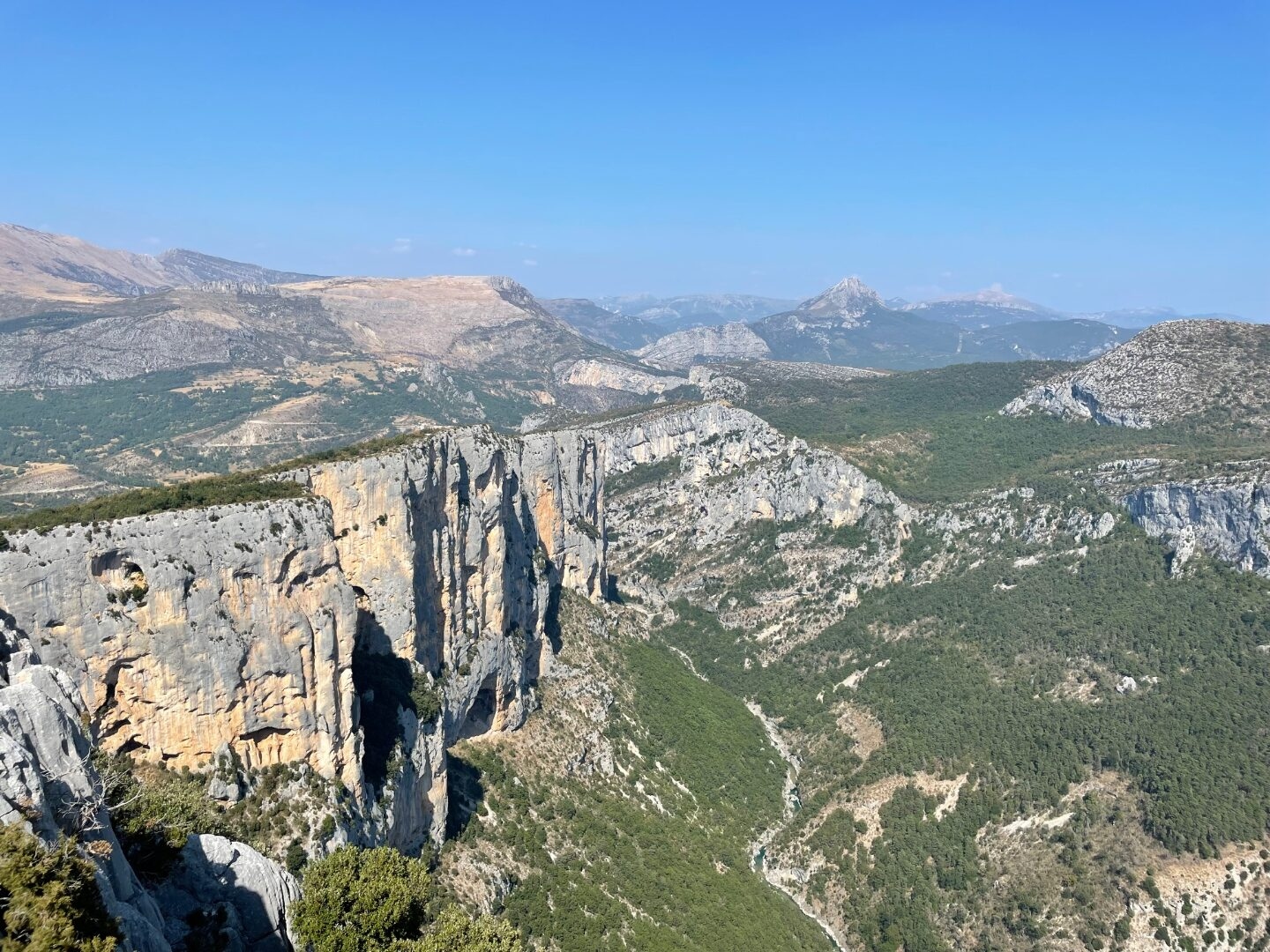 Blick über die weite Schlucht des Verdon mit türkisem Wasser und Kalksteinfelsen